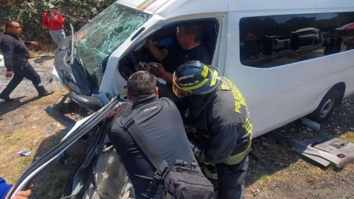 Un muerto y ocho lesionados deja choque entre combi y auto en San Salvador El Seco