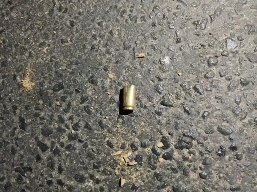 Cartuchos percutidos de armas R-15 y nueve milímetros tirados en el suelo, en bloqueo de relleno sanitario de Cholula.
