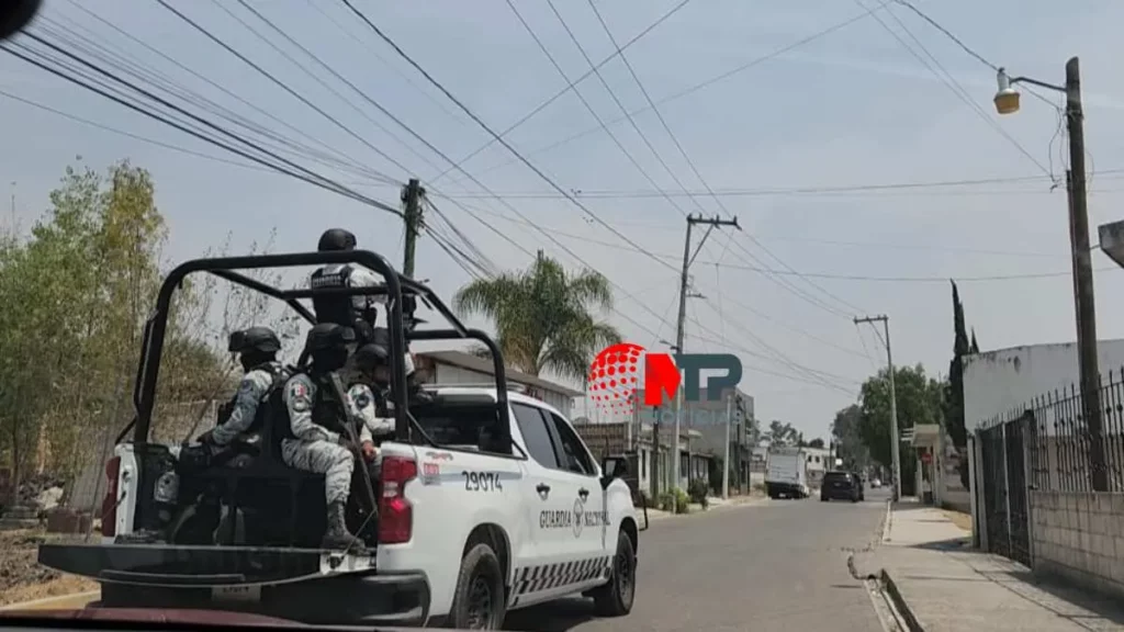 Camioneta con elementos de la Guardia Nacional resguardan a Eduardo Rivera en campaña.
