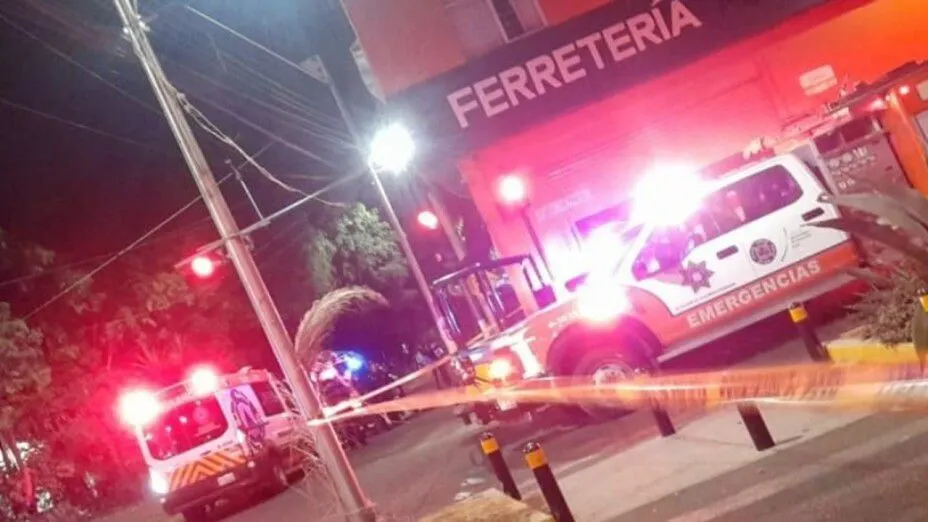 Ambulancia y camioneta de Protección Civil en zona donde se incendio talachería en ciudad de Puebla.