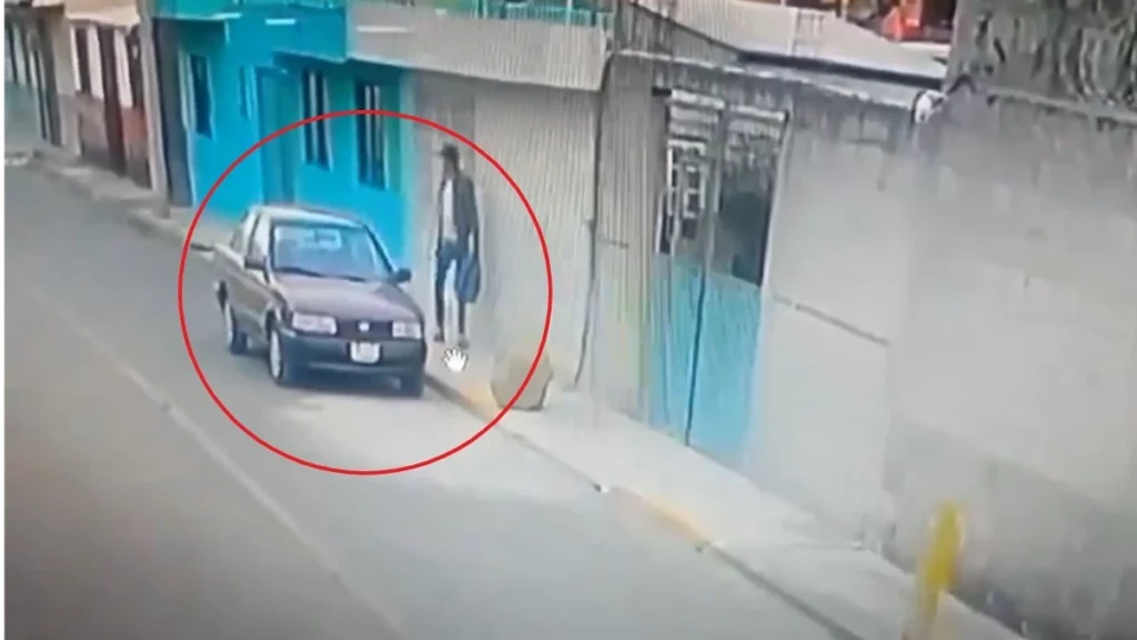 VIDEO: en un minuto, ladrón solitario se robó auto con boletas electorales en Puebla