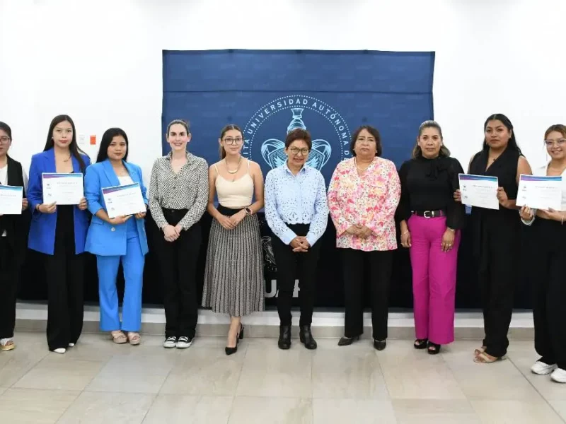 Lilia Cedillo entrega reconocimientos a estudiantes becarias de Abogadas MX