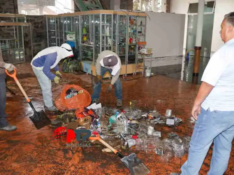 ¡Lo pierden todo! Lluvias dejan sin mercancía a locatarios de estas plazas en Puebla