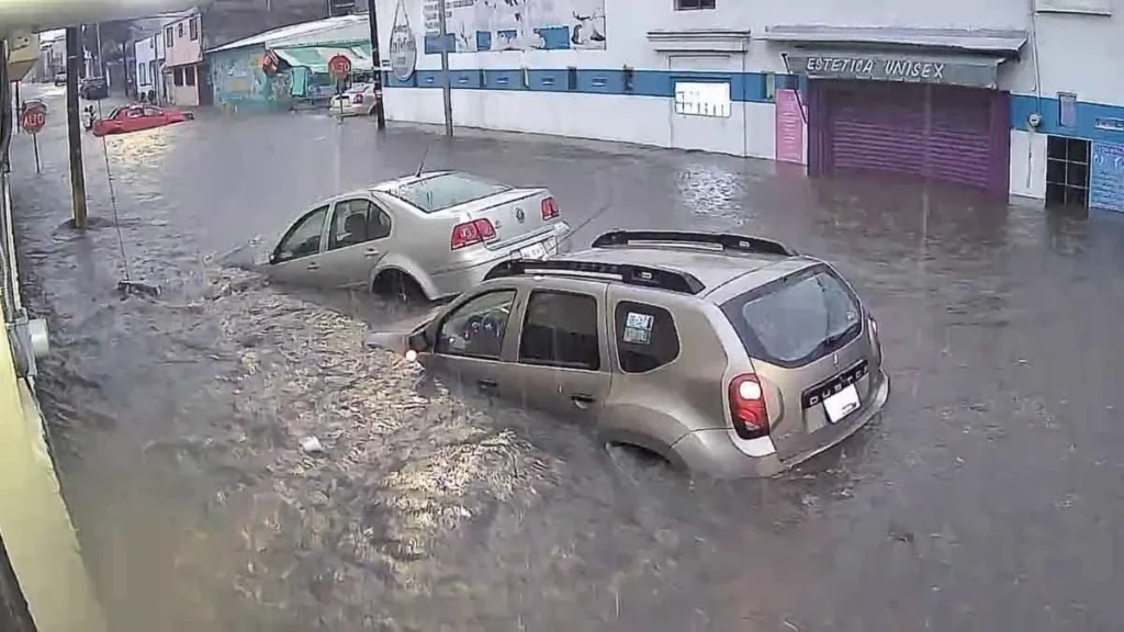 Autos atrapados en aguas negras en Puebla