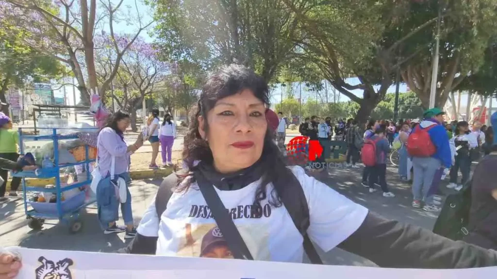 María Elena marcha frente a Fiscalía Puebla exigiendo la localización de su hijo desaparecido.