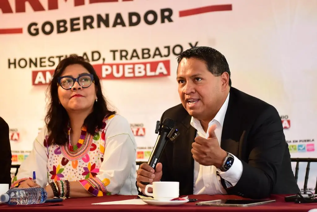 Leobardo Rodríguez en rueda de prensa con voceros de Morena.