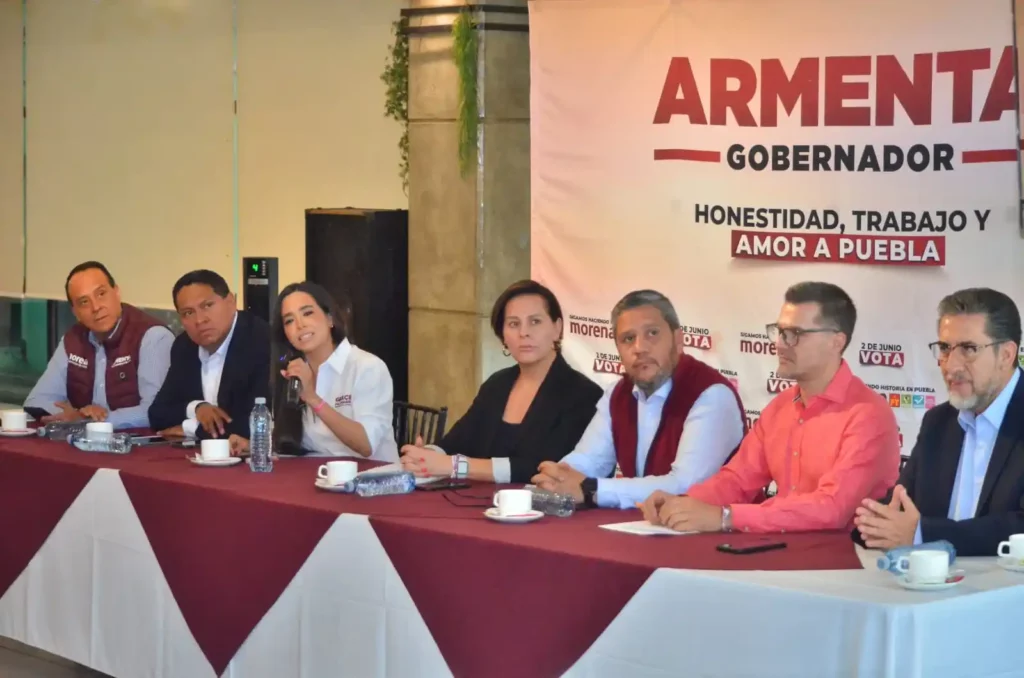 Equipo de campaña de Alejandro Armenta en rueda de prensa.