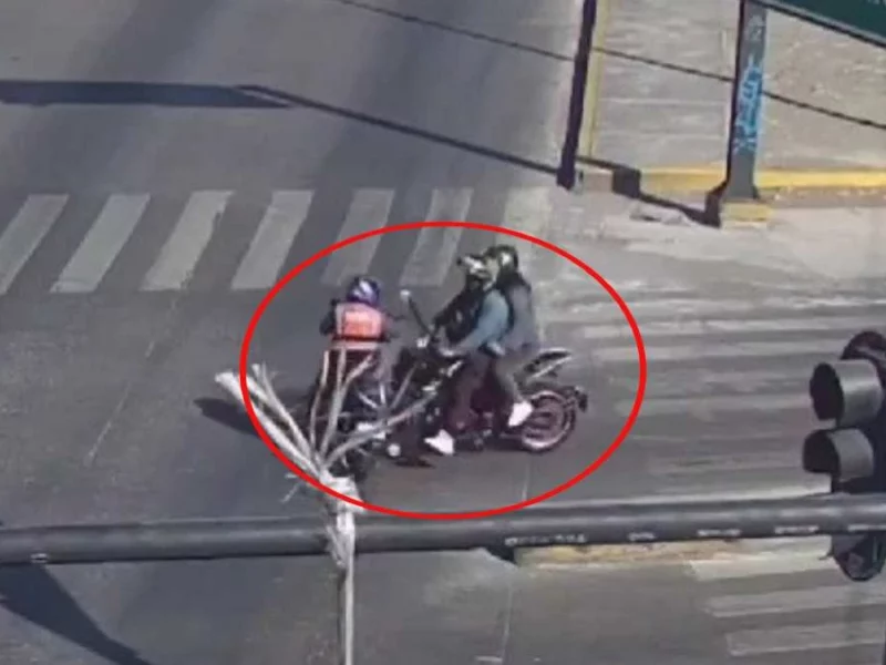 Motociclistas chocan en bulevar 18 de Noviembre en Puebla, uno dio vuelta prohibida