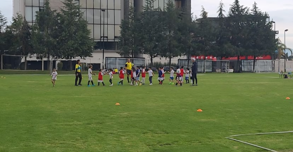 Niños jugando futbol en Puebla