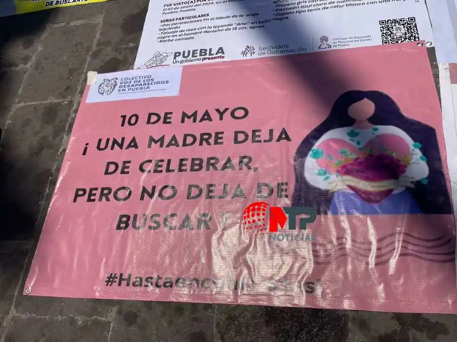 Lona de Voz de los Desaparecidos con leyenda "10 de Mayo ¡Una madre deja de celebrar, pero no deja de buscar!"