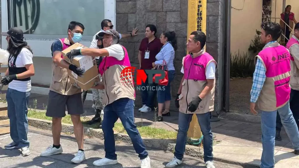 Trabajadores del INE en Puebla transportan primer lote de boletas electorales.