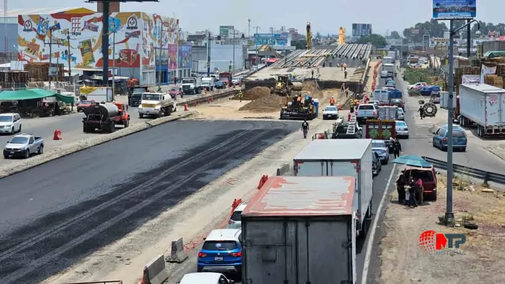Retiran puente peatonal por obras del Distribuidor Vial de la Central de Abasto (FOTOS)