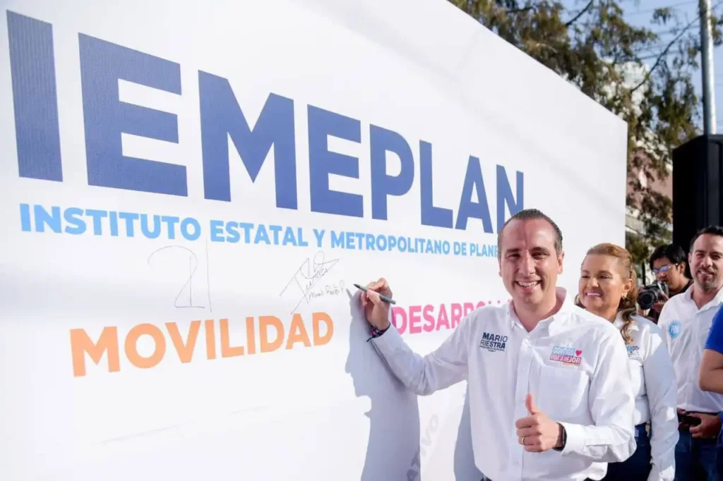 Mario Riestra firma el Iemplan con candidatos panistas.