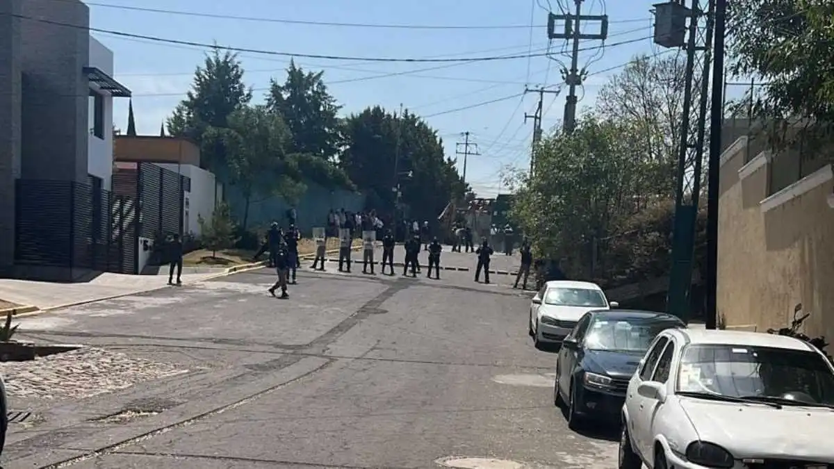 Ahora residentes de La Concepción en Cholula pelean por retiro de topes