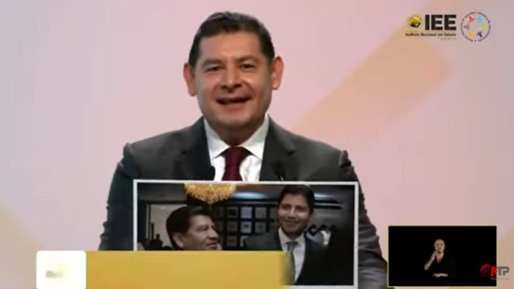 Armenta en debate Puebla 2024 muestra foto de Rivera cuando era legislador junto a Mario Marín en su periodo como gobernador