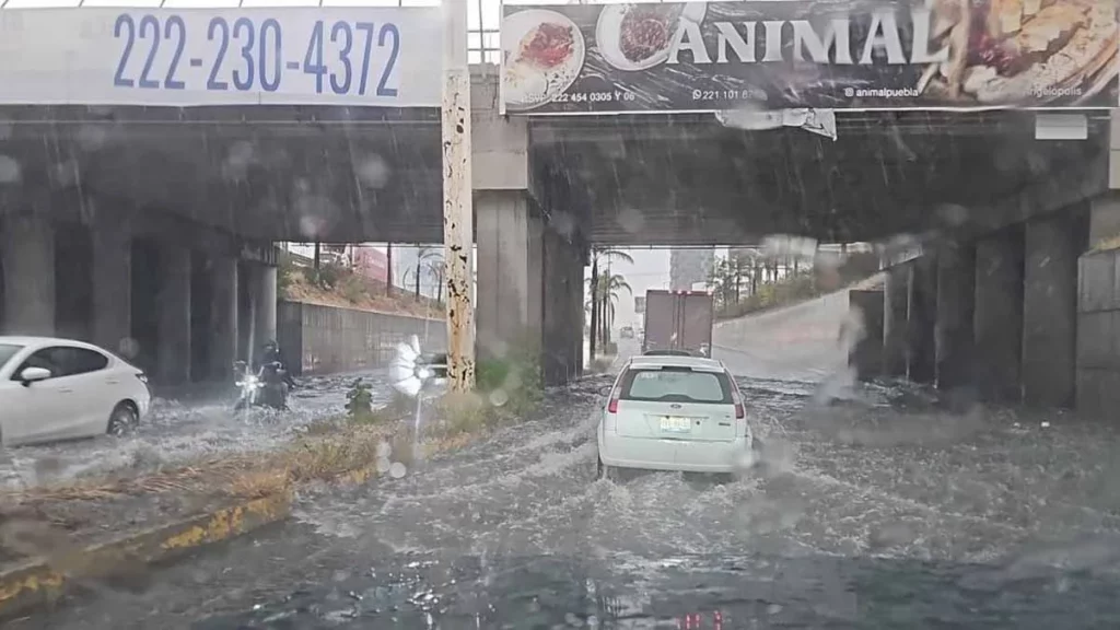 Ahora se inunda Lomas de Angelópolis en Puebla