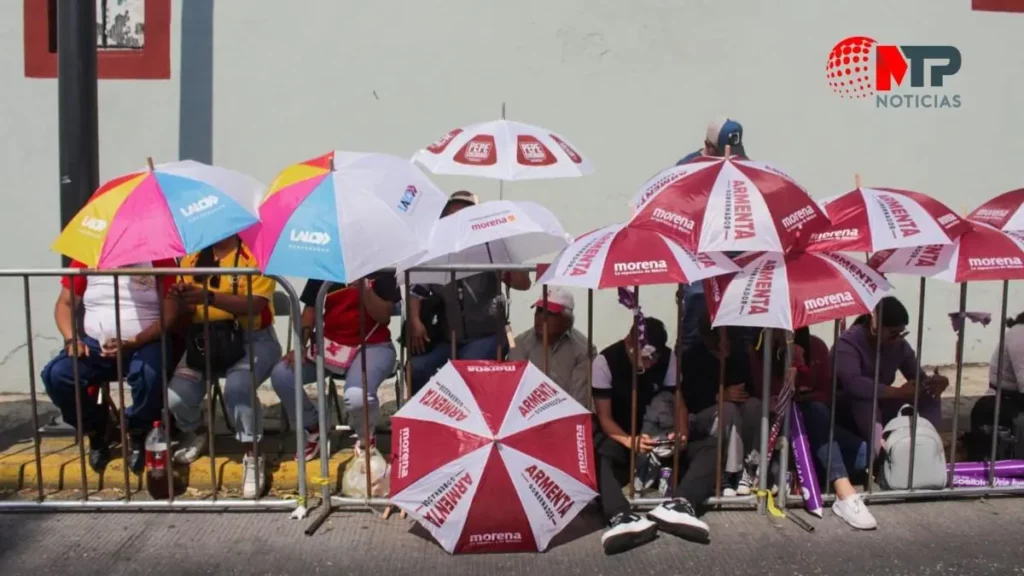 Armenta, Eduardo Rivera, Riestra y otros, inundan de sombrillas el desfile del 5 de Mayo