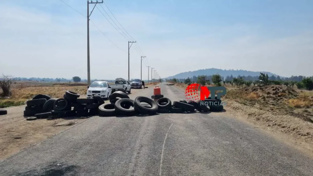 Llantas bloquean paso en carretera a Calpan, Puebla.