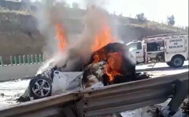 Auto en llamas tras ser arrastrado por tráiler.