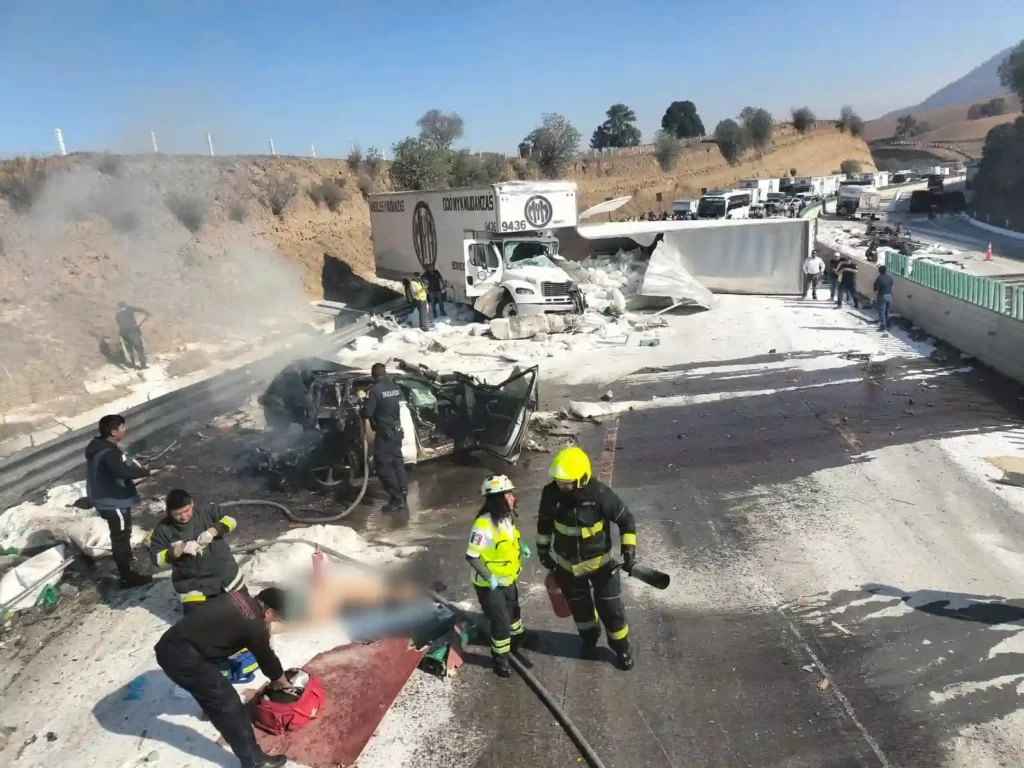 Bomberos en zona de accidente vial en la México-Puebla