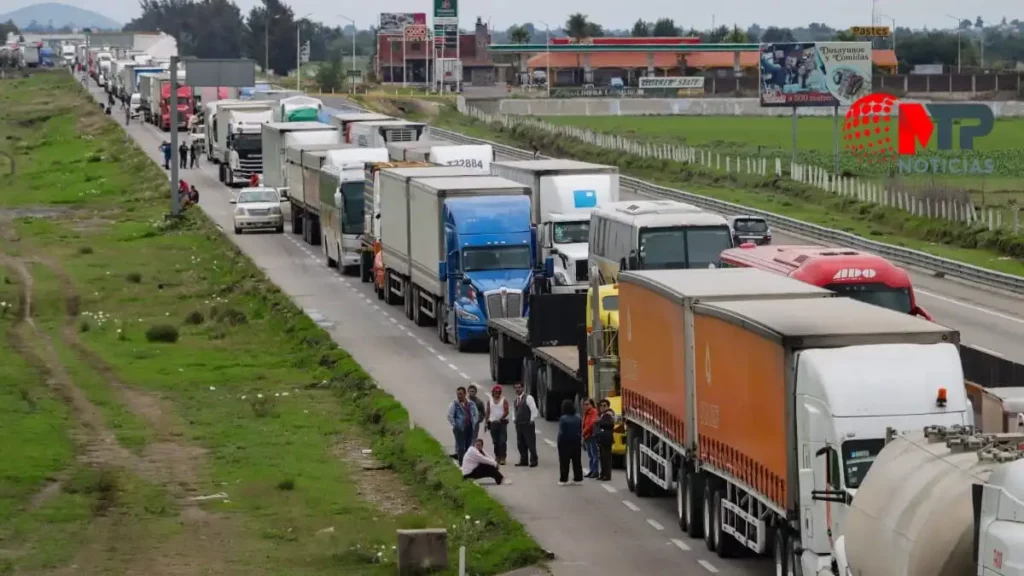 Tras más de siete horas, convencen a transportistas reabrir la autopista Puebla-Orizaba