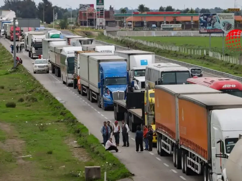 Tras más de siete horas, convencen a transportistas reabrir la autopista Puebla-Orizaba