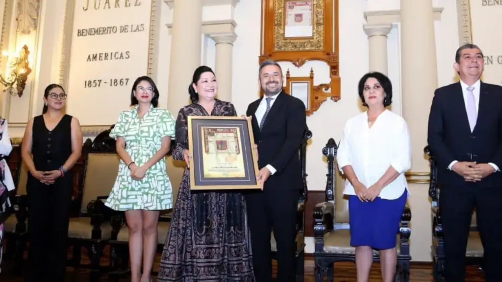 Ayuntamiento de Puebla entrega Cédula Real a comunicadores