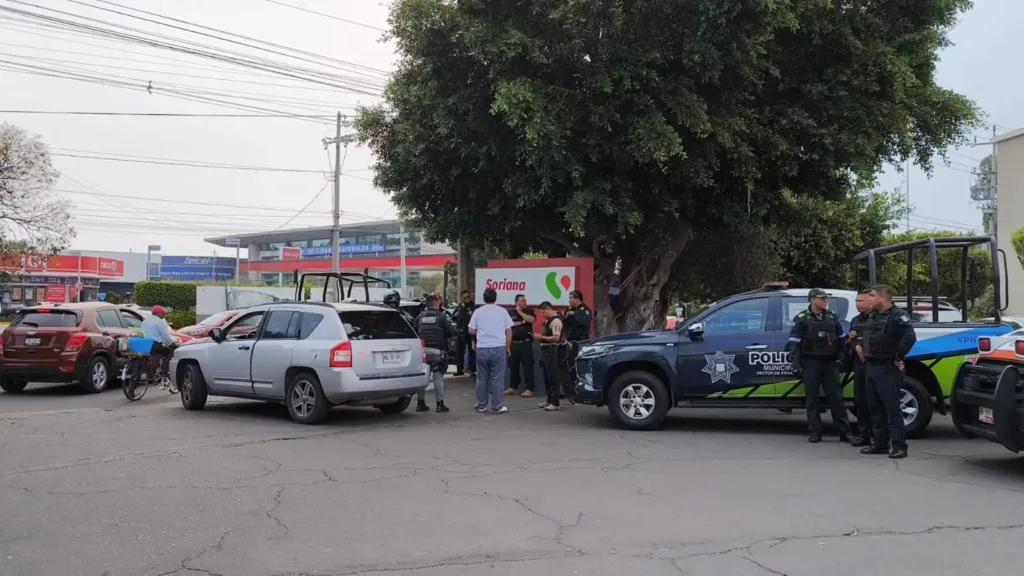 Balean a cuentahabiente al salir de Banamex en plaza San Pedro