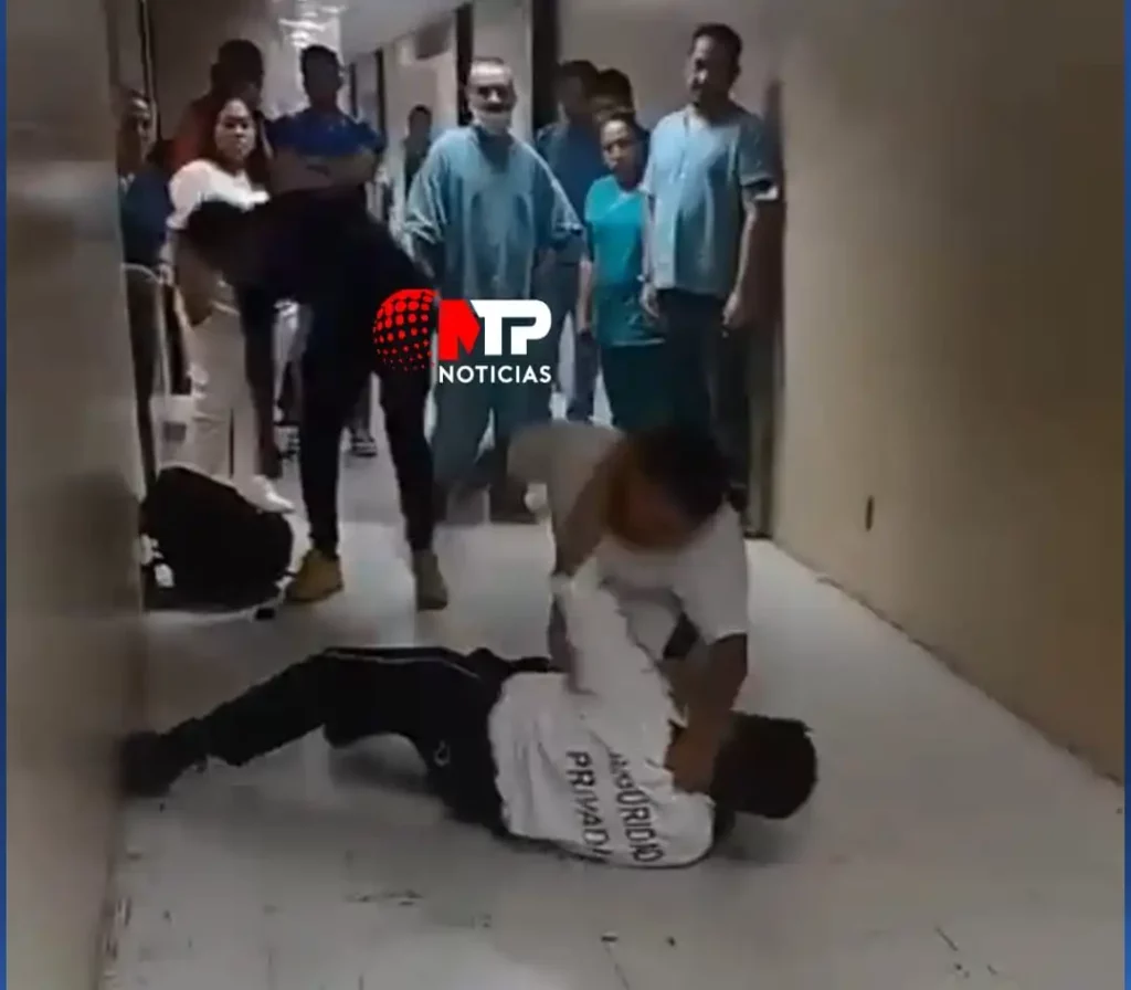 Enfermero del IMSS Puebla golpea a guardia de seguridad