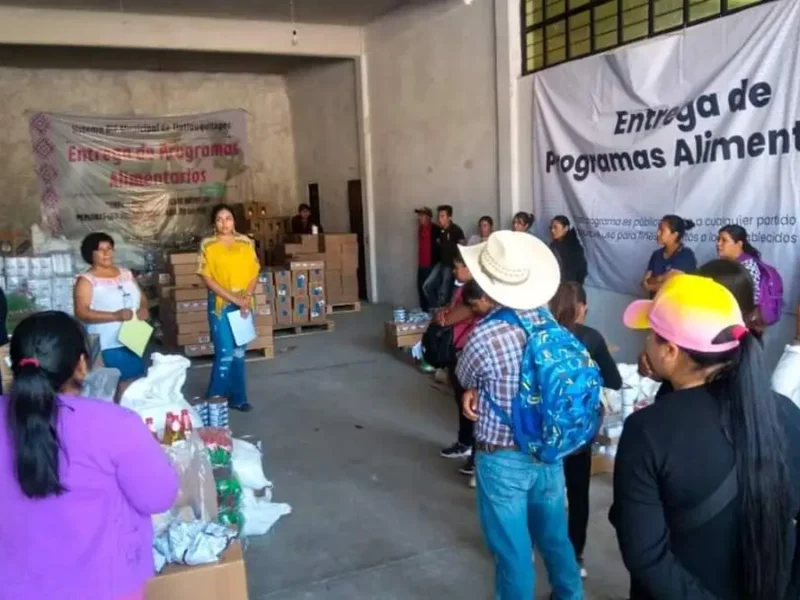 Entregan alimentos en Tlatlauquitepec