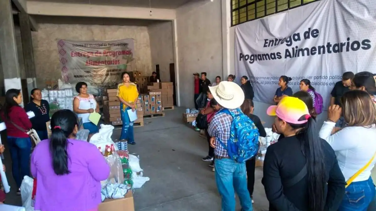 Entregan alimentos en Tlatlauquitepec