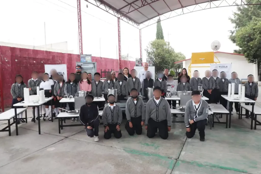 Gaby Bonilla entrega equipo para desayunadores escolares en Puebla