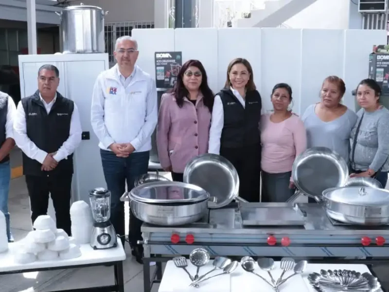 Gaby Bonilla entrega equipo para desayunadores escolares en Puebla