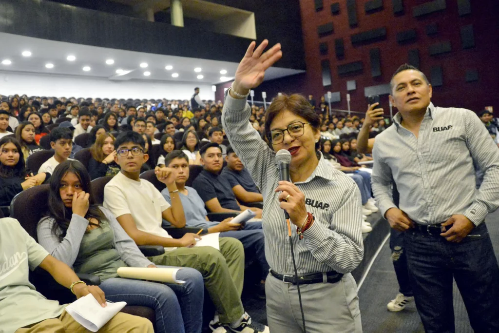 Lilia Cedillo supervisa aplicación del Examen General de Admisión 2024 en el CCU