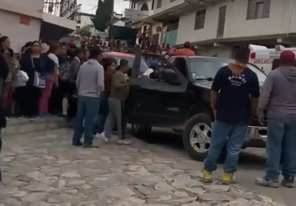 Se queda sin frenos y atropella a 13 personas en un funeral en Tepeaca
