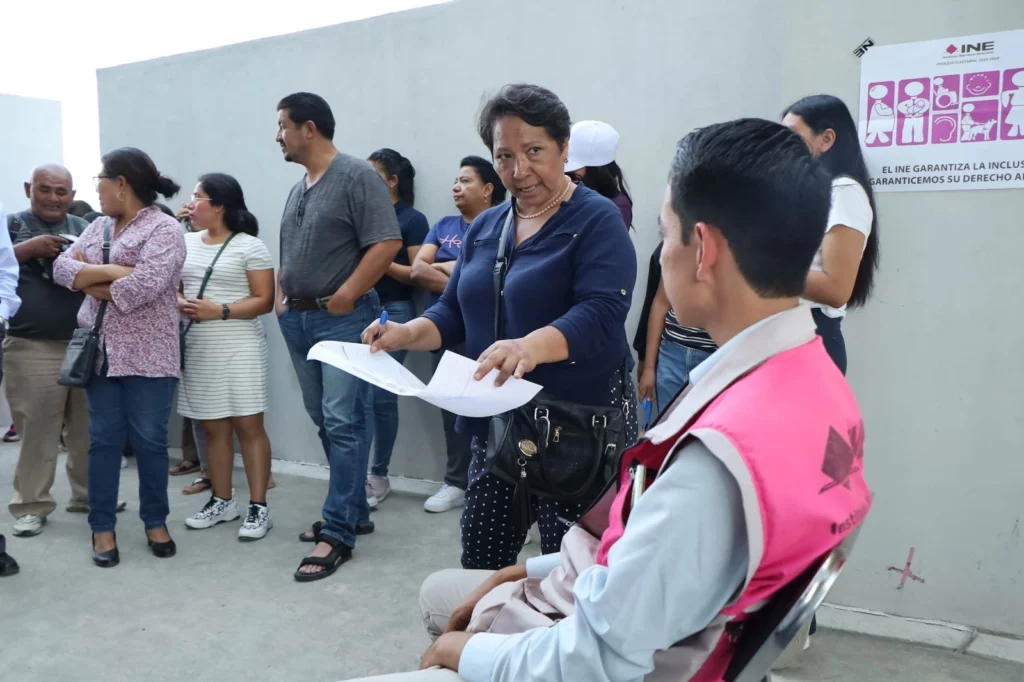 Se acaban boletas en casillas especiales en Puebla: más de tres horas para votar 