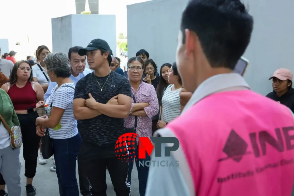 Se acaban boletas en casillas especiales en Puebla: más de tres horas para votar