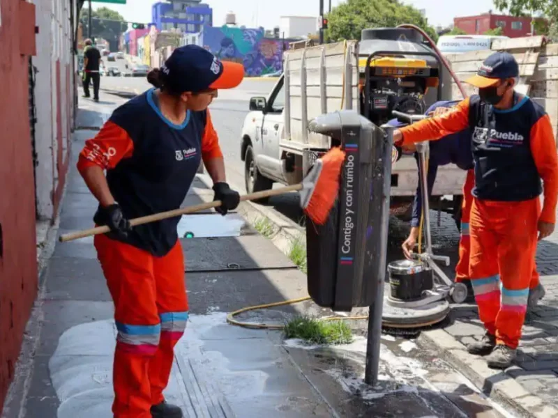 Naranjitas desinfectan el Zócalo de Puebla