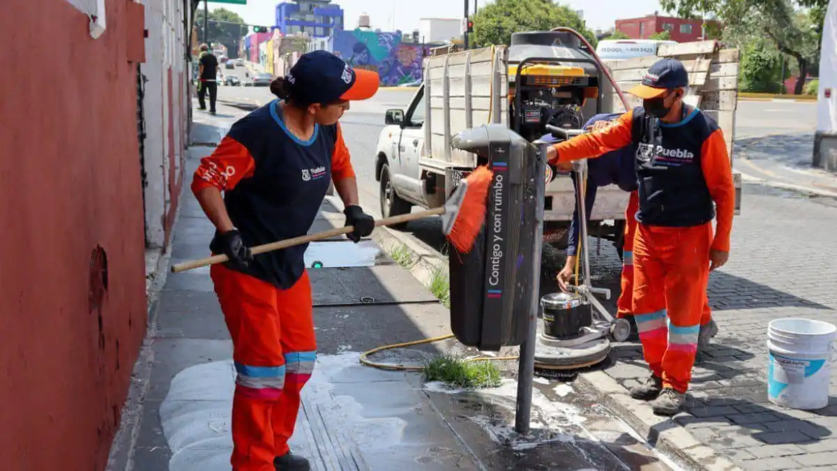 Naranjitas desinfectan el Zócalo de Puebla