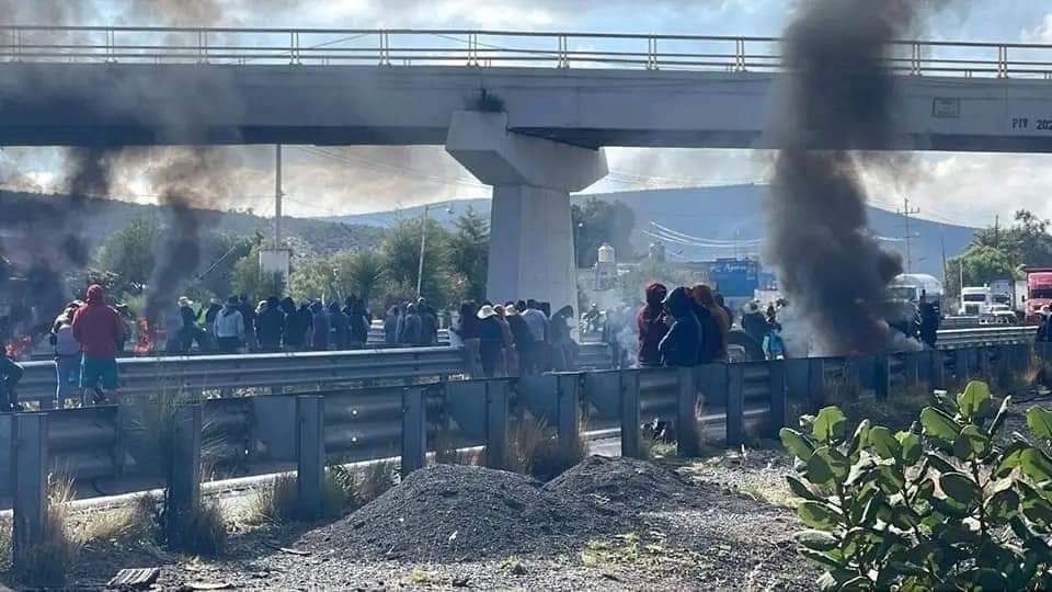 Bloquean la autopista Puebla Orizaba