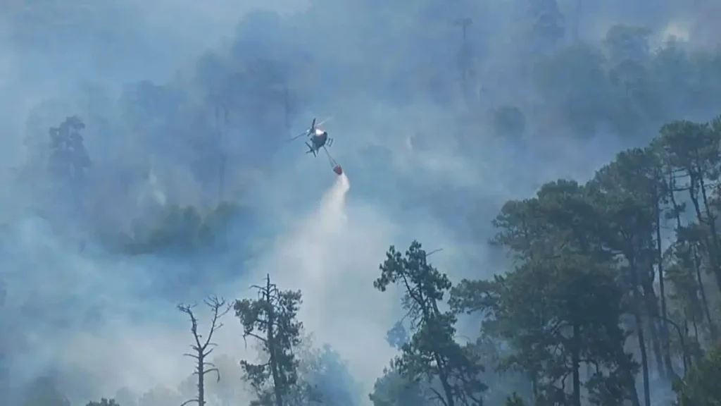 Tres helicópteros están combatiendo 19 incendios forestales en Puebla