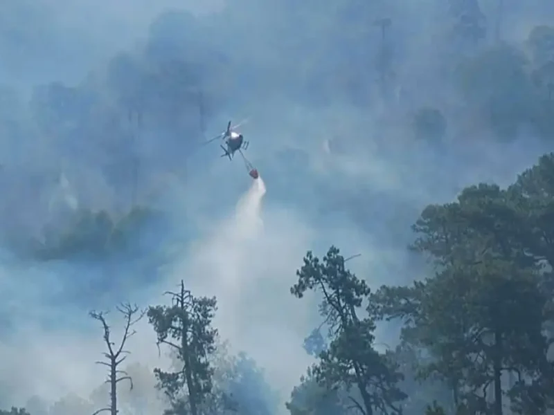 Tres helicópteros están combatiendo 19 incendios forestales en Puebla