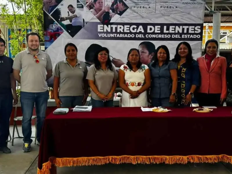 Voluntariado entrega lentes