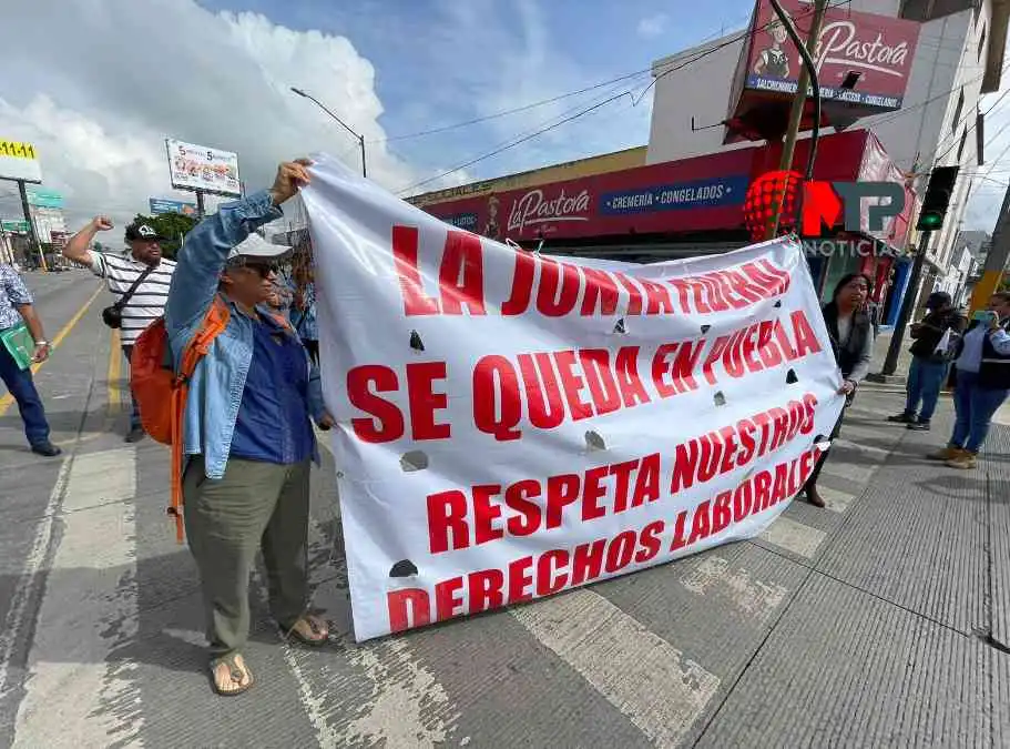 Abogados con lonas protestan en vialidad de Puebla.