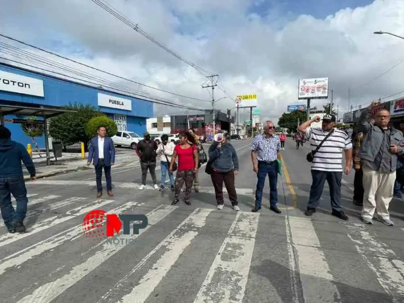 Abogados desesperados protestan por segundo día ante cierre de Junta Federal de Conciliación y Arbitraje en Puebla