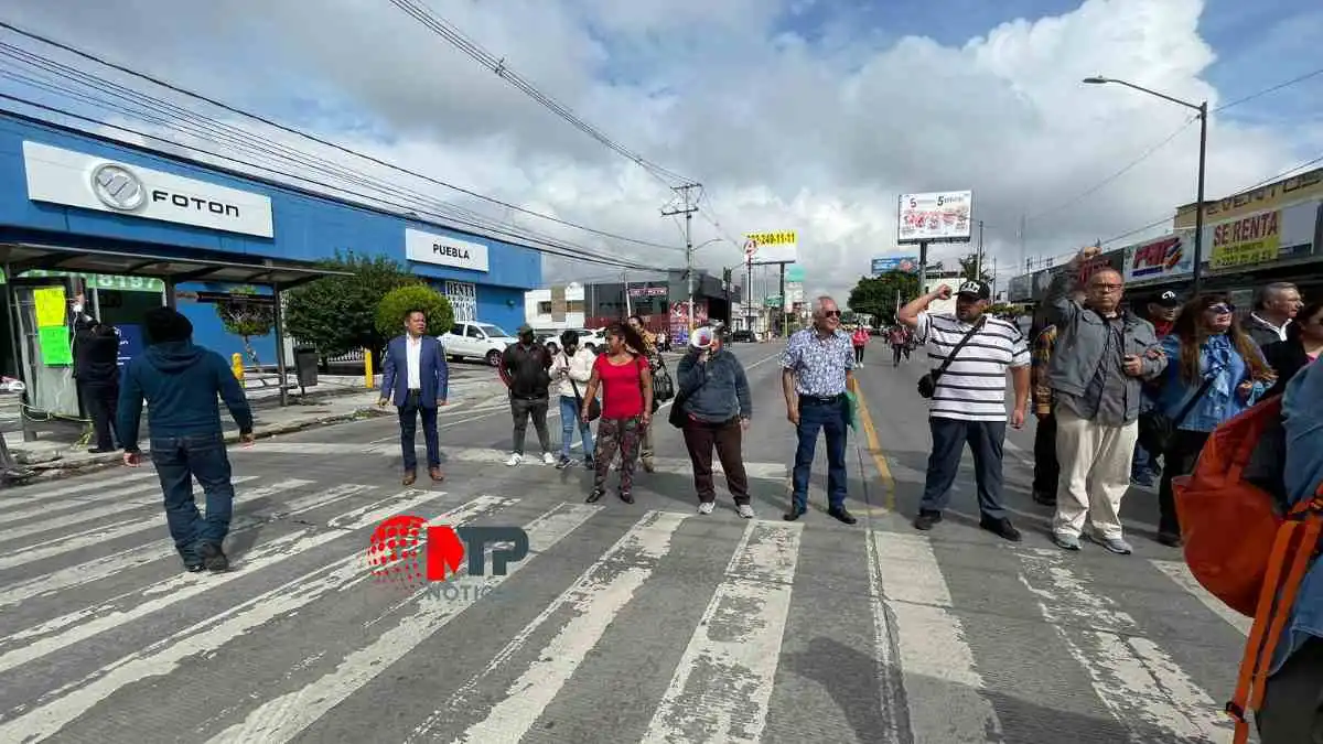 Abogados desesperados protestan por segundo día ante cierre de Junta Federal de Conciliación y Arbitraje en Puebla