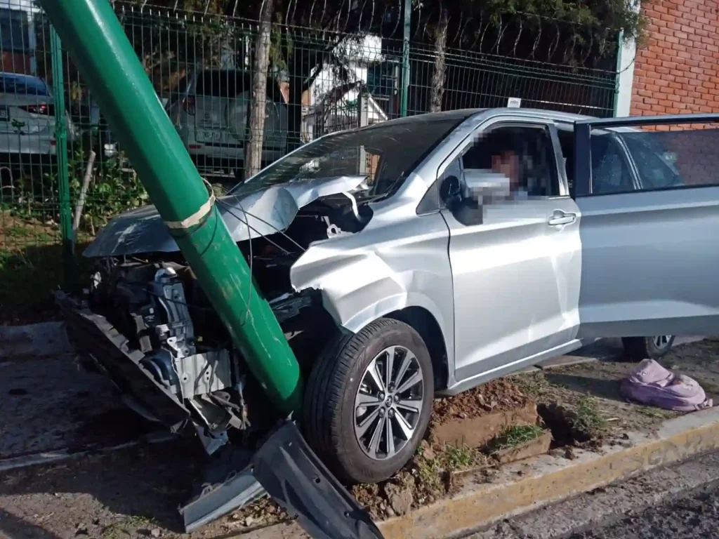Camioneta estrellada contra poste tras balacera en San Pedro Cholula.