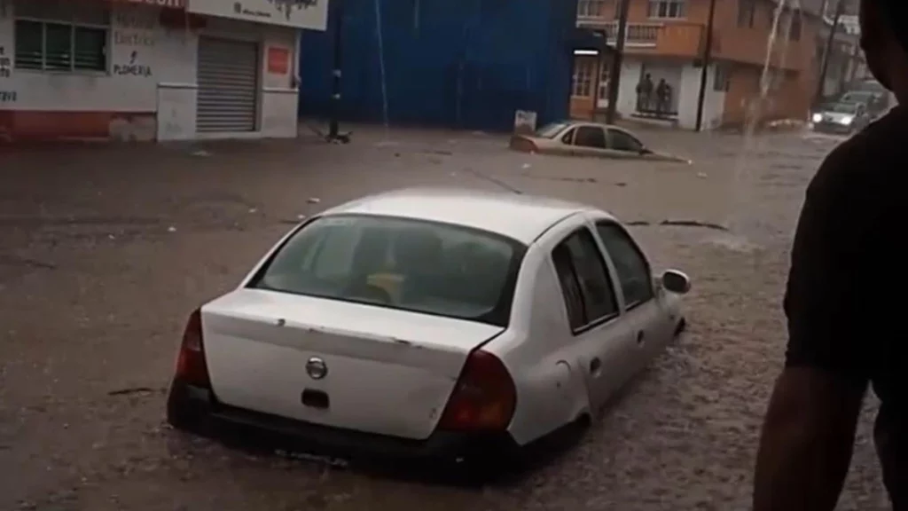 Autos arrastrados por aguas negras y aplastados por árboles en Puebla por lluvias