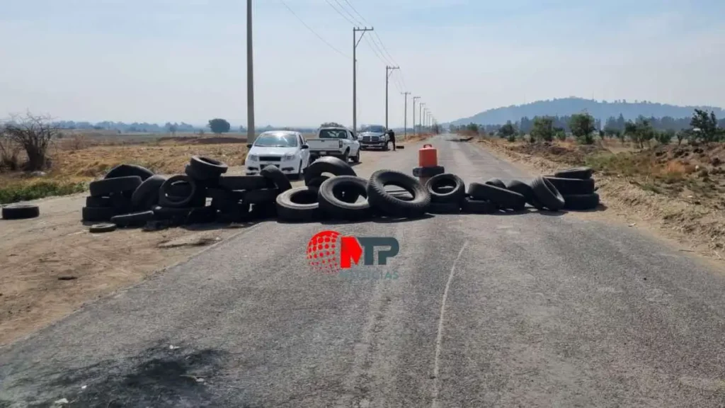Carretera San Andrés Calpan lleva dos meses bloqueada y no hay para cuándo reabran