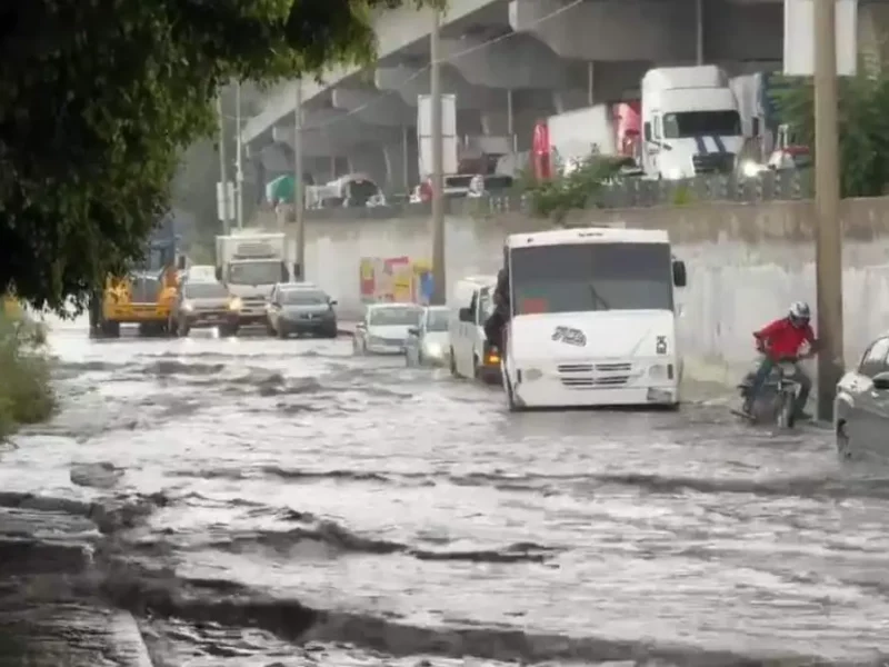 Con grúas sacan autos varados en lateral de la autopista México-Puebla